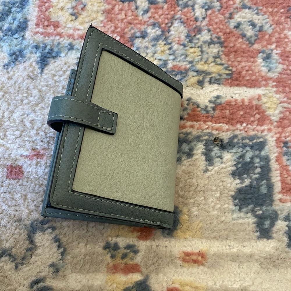 Compact Green Wallet with Textured Design